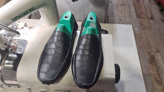 Мокасины ручной работы из кожи крокодила пошив обуви на заказ 4076